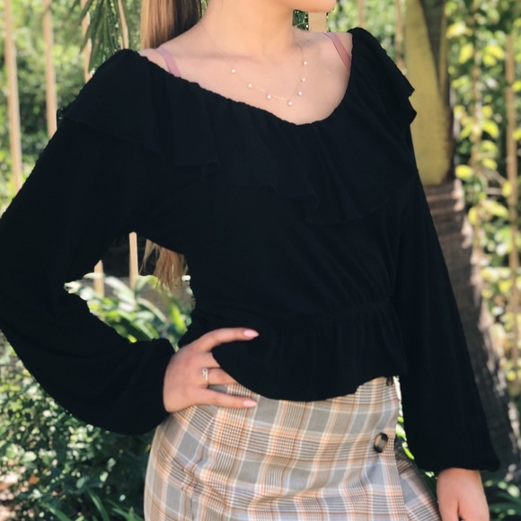 Black Ruffle top - Picture 2 of 2